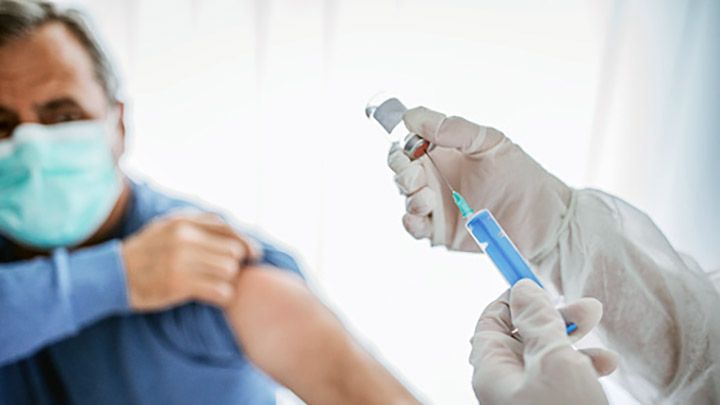 Україна вводить бустерну дозу вакцини проти COVID-19 для людей віком 60+