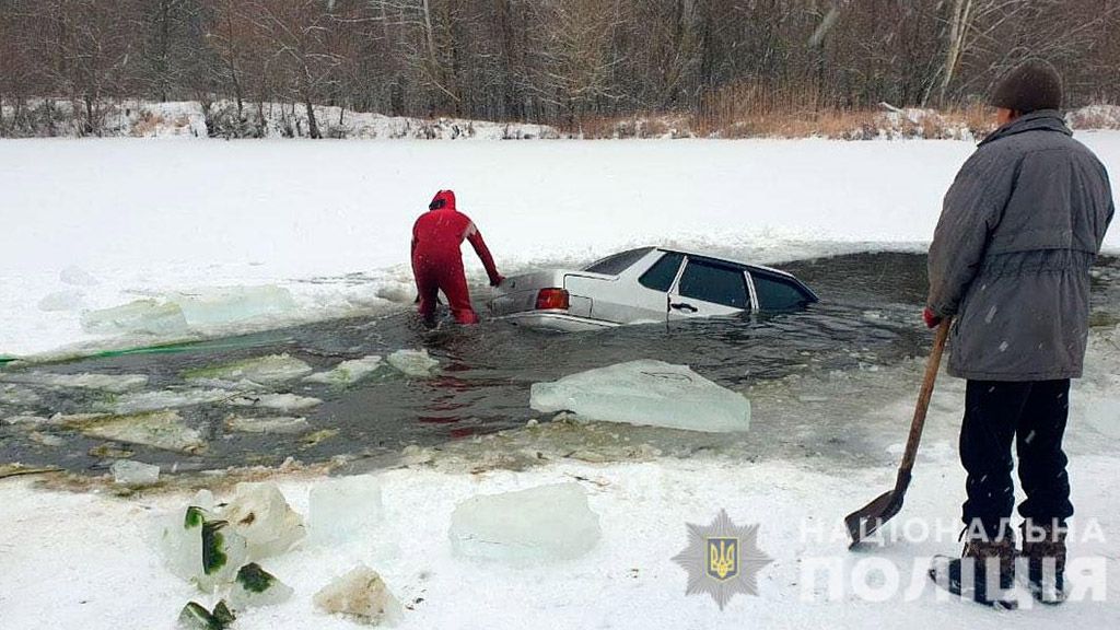 Нетверезий чоловік пустив автомобіль під лід
