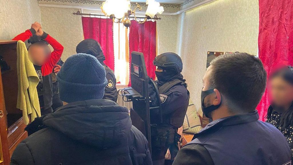 На Полтавщині поліція затримала шахрая, який дурив людей на продажі тютюнових виробів