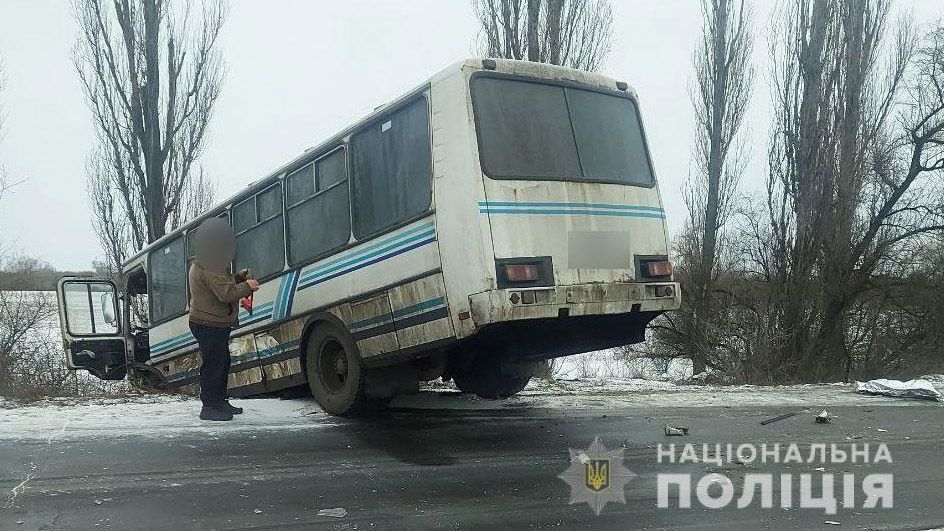 Біля Горішніх Плавнів зіткнувся легковик з автобусом: водій легковика загинула
