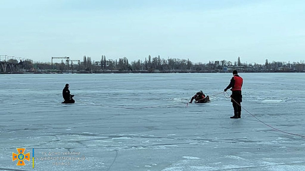 Дніпровські водолази-рятувальники вилучили з води тіло потонулого хлопця