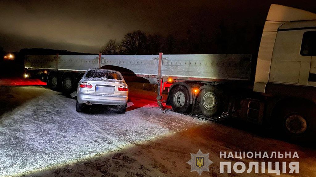 На дорогах Полтавщини за добу двоє лековиків зіткнулися з вантажівками