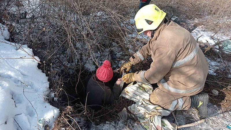 У Кременчуці рятувальники витягали жінку із каналізаційного колектора