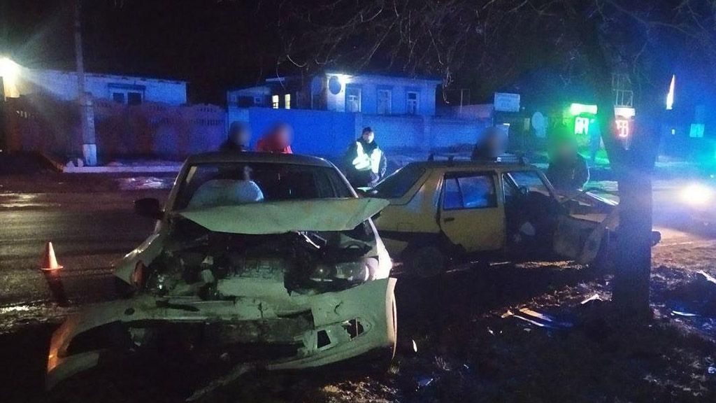 Поліція Полтавщини встановлює обставини ДТП, в якій травмований водій та пасажирка легковика