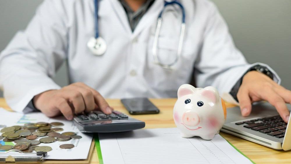 Підвищення зарплати медикам: хто ж збреше?