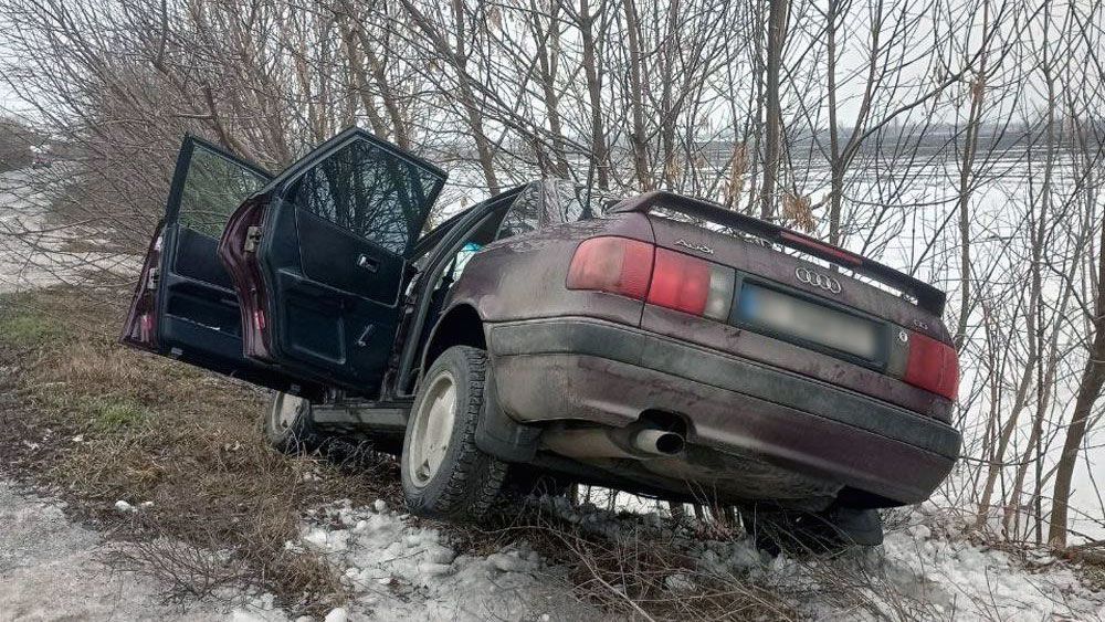 У Кременчуцькому районі автомобіль з’їхав у кювет: водієві стало зле за кермом