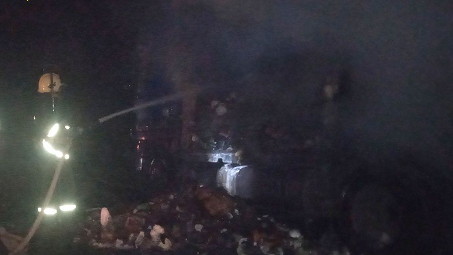 У Миргородському районі рятувальники гасили палаючу вантажівку