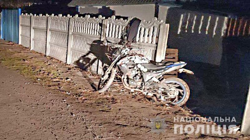 На Миргородщині неповнолітня дівчина на мотоциклі врізалася у паркан