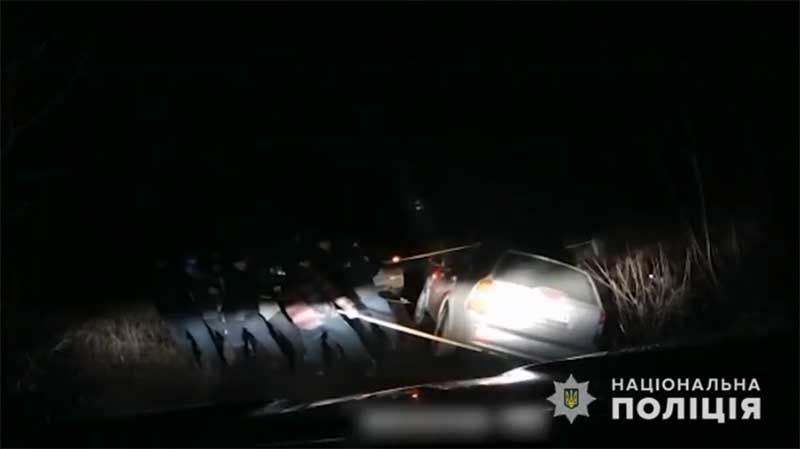 На Полтавщині поліцейські з місцевими жителями витягнули з рівчака автомобіль, який тікав від війни