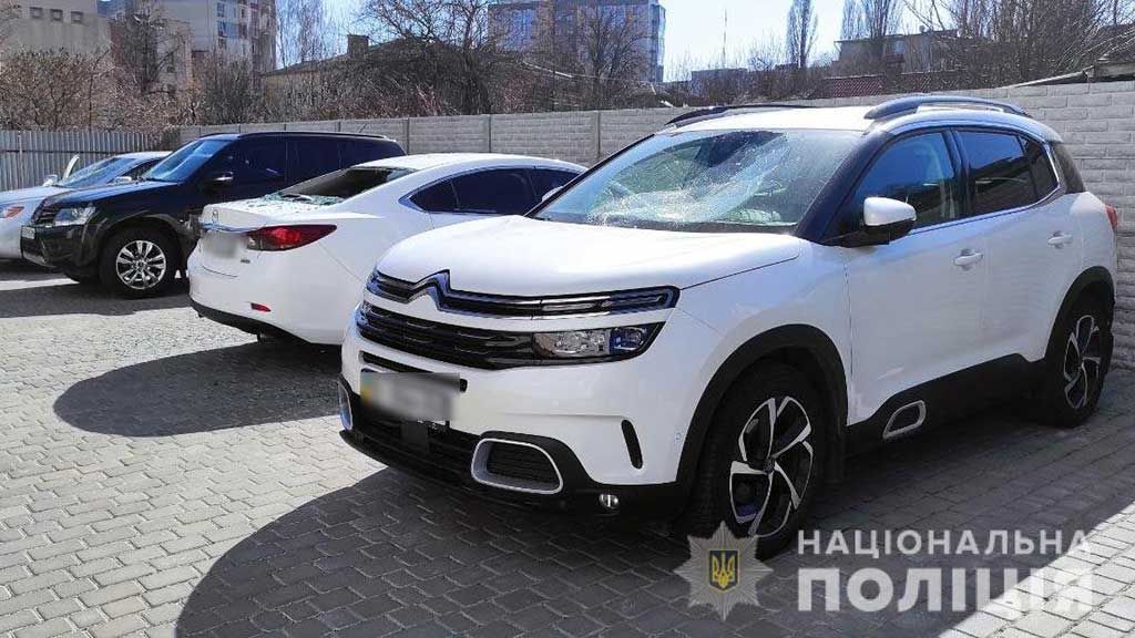 У Кременчуці чоловік розбив вікна чотирьох автомобілів