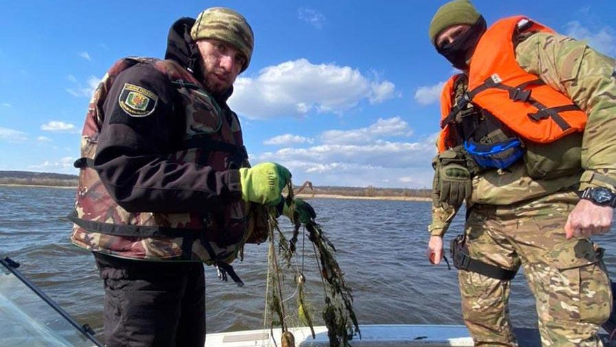 З початку квітня за незаконне зайняття рибним промислом відкрито 15 кримінальних проваджень