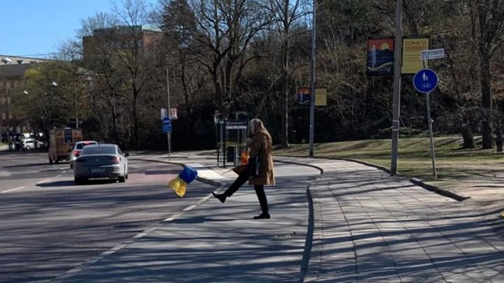 У Швеції росіянка порвала український прапор: її уже звільнили та завели справу