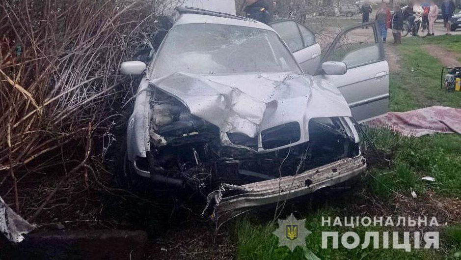 У Гадячі BMW врізався у електропору: пасажир загинув, водій травмувався