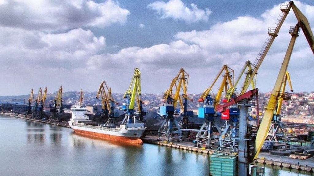 Частина морських портів в Україні тимчасово припиняє свою роботу
