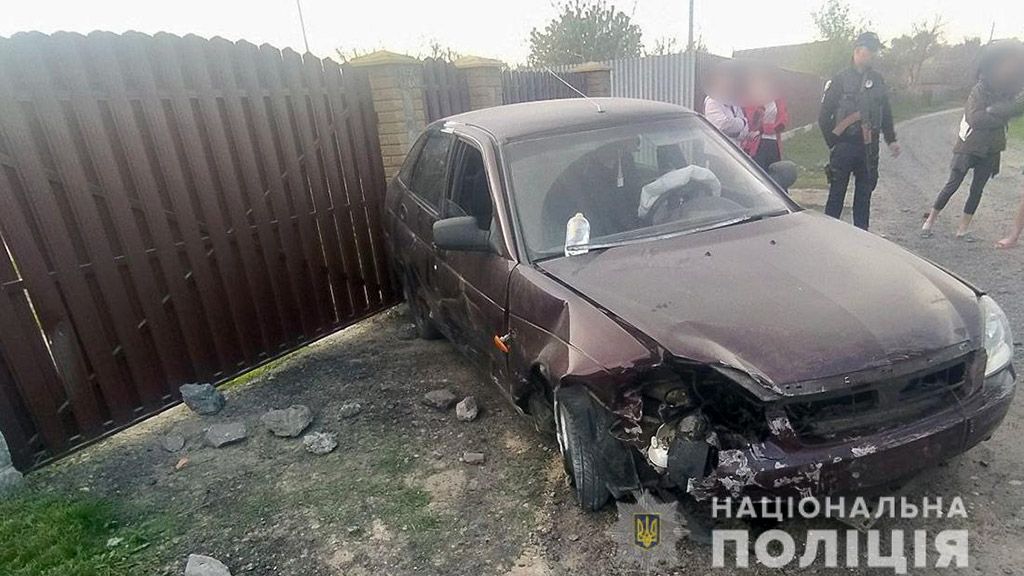 У Миргороді автомобіль врізався у паркан: постраждала неповнолітня дівчина