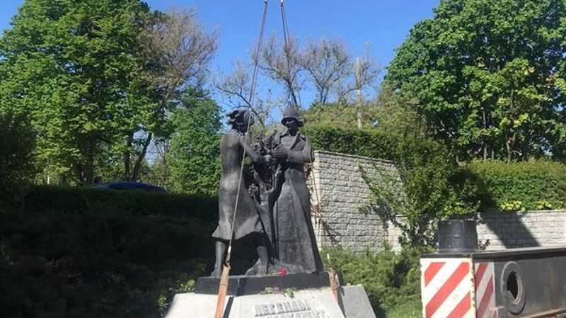 У Дніпрі демонтували пам’ятник «комсомольцям»