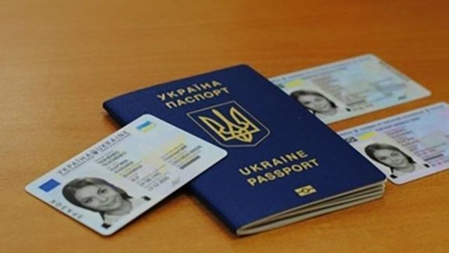 Уряд запустив проект для одночасного оформлення паспортів