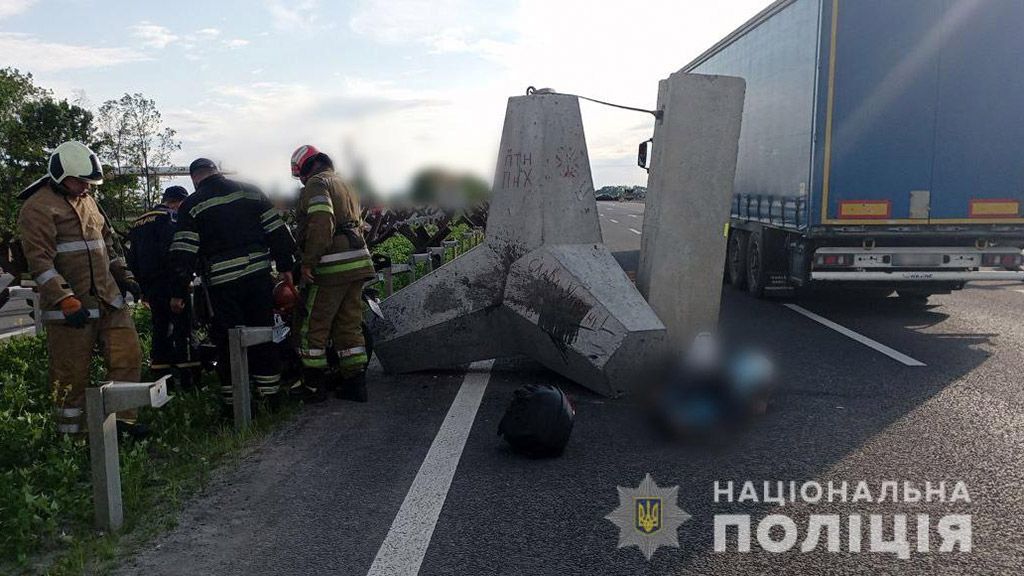 Біля Полтави мотоцикліст врізався у бетонний протитанковий «їжак» і загинув