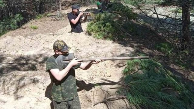 Білоруські школярі вчаться стріляти з лопат