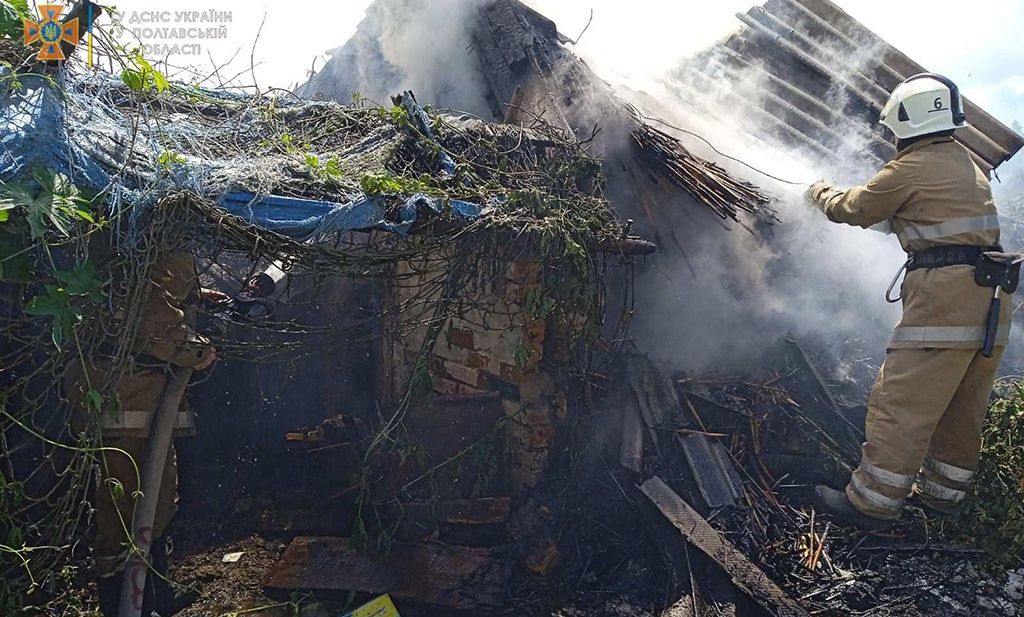 На Полтавщині бабуся вирішила спалити сміття і залишилась без сараю
