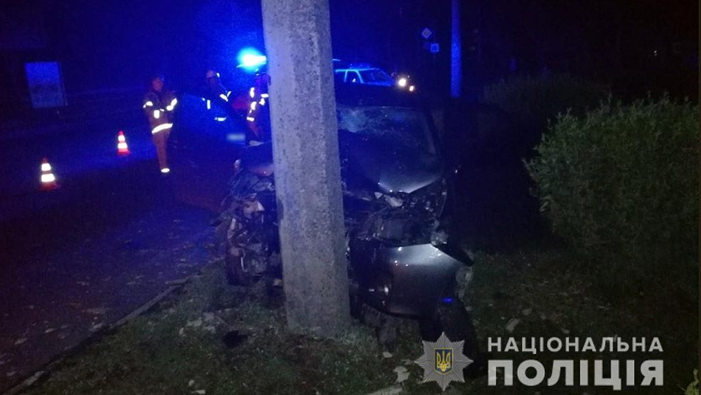 У Полтаві Toyota Corolla врізалася у стовп: водій загинув