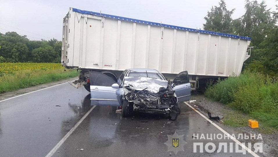 На Миргородщині автомобіль Кіа зіткнувся з вантажівкою: травмована жінка