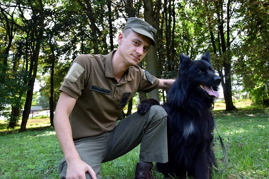 І в дружбі, і в службі: гвардійський кінолог Володимир та його службовий собака грюнендаль Ерон про спільне несення служби у війську
