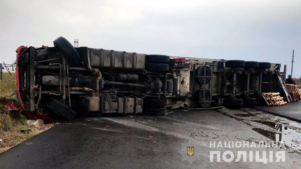 Під Полтавою перекинулась вантажівка