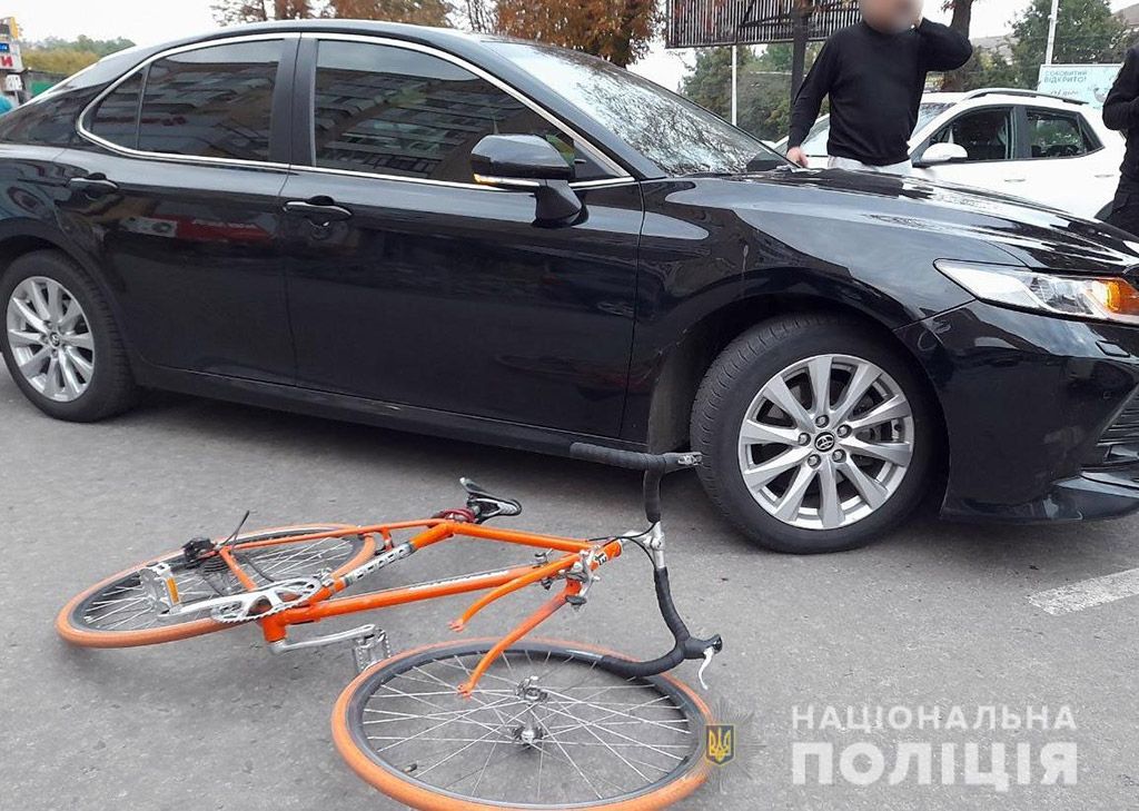 У Полтаві під колеса автомобіля потрапив неповнолітній велосипедист