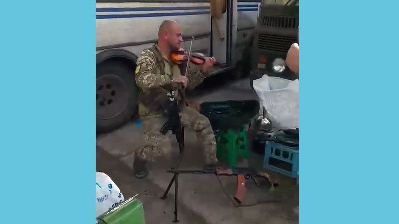 Захисник із Полтави зіграв гімн України, на скрипці, яку хотіли вкрасти окупанти