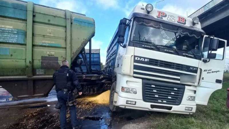 На Полтавщині вантажівка потрапила під поїзд
