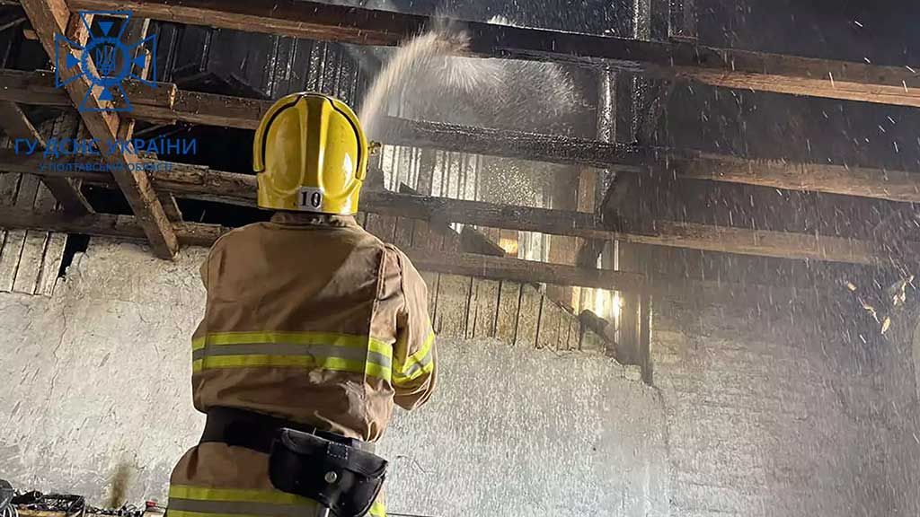 У Лубенському районі вогнеборці ліквідували пожежу у гаражі