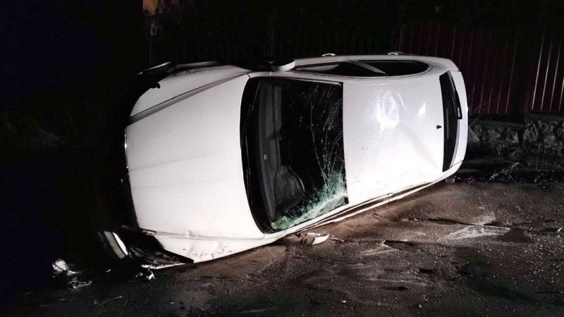 У Лубнах автомобіль Shkoda врізався у паркан – водій в лікарні