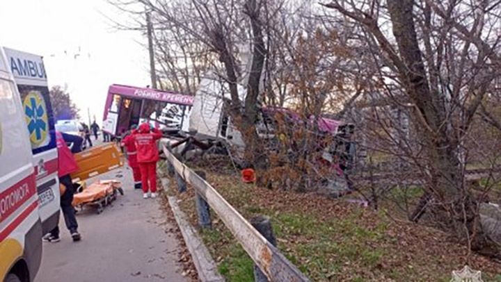 У Кременчуці в ДТП потрапив автобус: є постраждалі