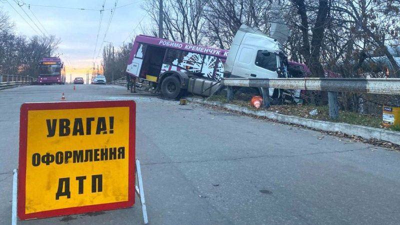 Водій автобусу, який зіткнувся з вантажівкою у Кременчуці, також помер у лікарні