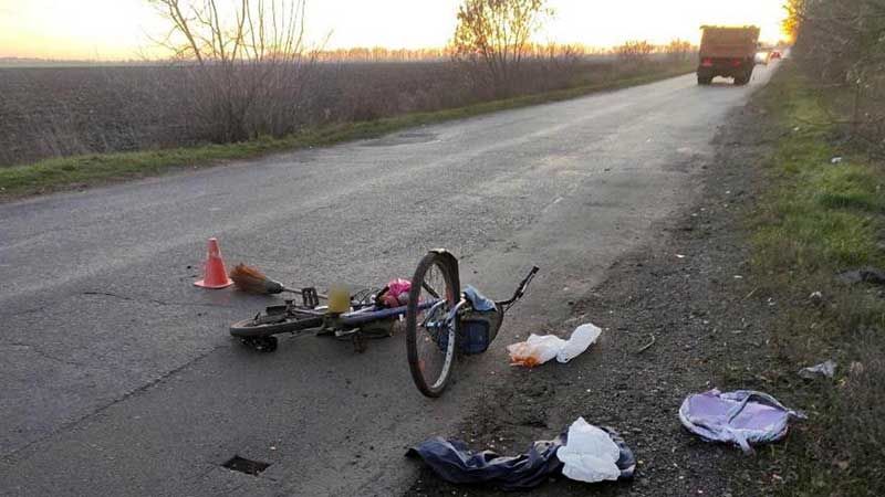 На Миргородщині під колеса вантажівки потрапила велосипедистка