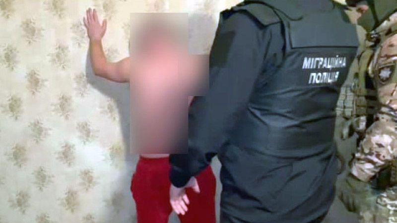 Поліцейські Полтавщини викрили чоловіка, який схиляв жінок-переселенок до заняття проституцією