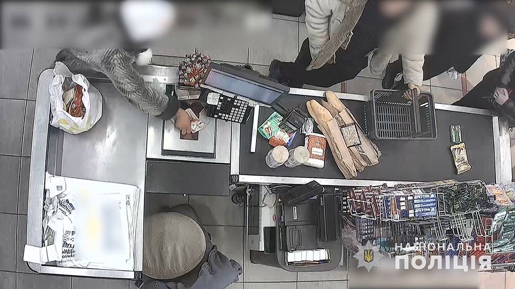 На Полтавщині жінка розрахувалася за товар у супермаркеті викраденою з каси готівкою