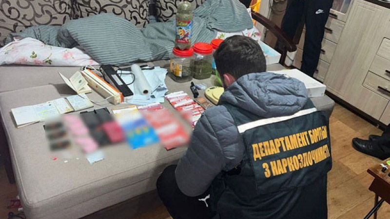 На Полтавщині поліцейські викрили чоловіка, який торгував наркотиками через пошту