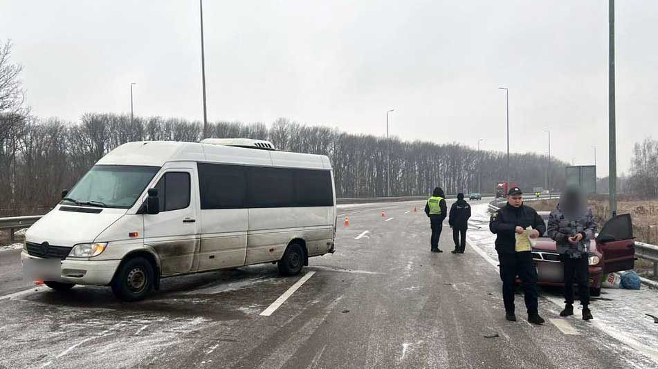На Лубенщині легковик врізався у відбійник, а його водійка ще й потрапила під колеса мікроавтобусу
