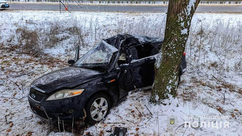 На трасі Київ-Харків автомобіль злетів з дороги і врізався у дерево – двоє людей травмовано
