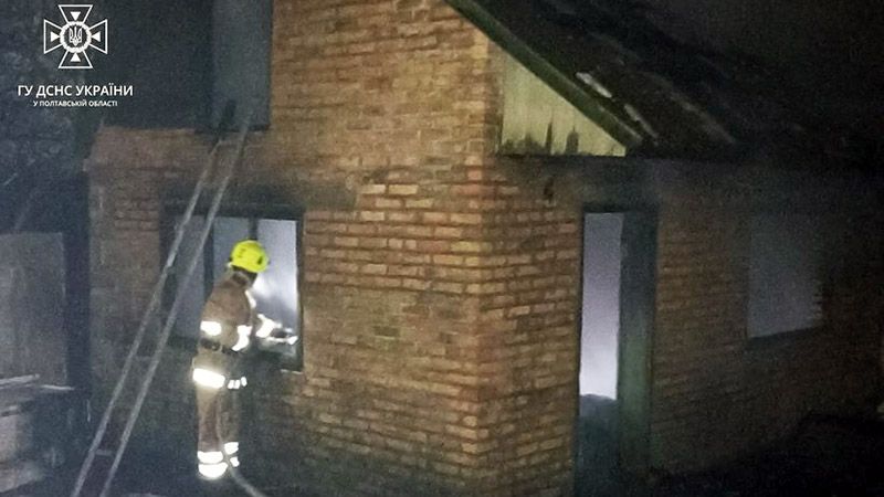 Кобеляки: рятувальники загасили пожежу в господарчій будівлі
