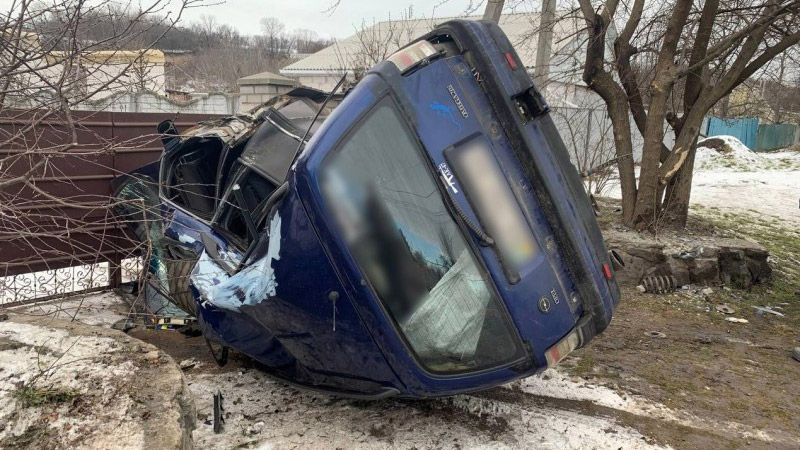 У Кременчуцькому районі Opel врізався у дерево – водій та пасажирка травмовані