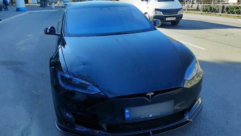 У Кременчуці жінка-пішохід потрапила під колеса Tesla 