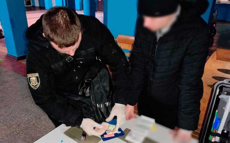 У Миргородській ОТГ на вокзалі поліцейські затримали грабіжника