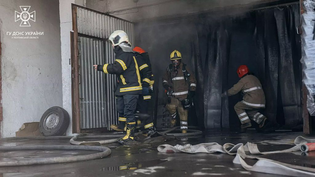 У Полтаві гасили пожежу на виробничій базі