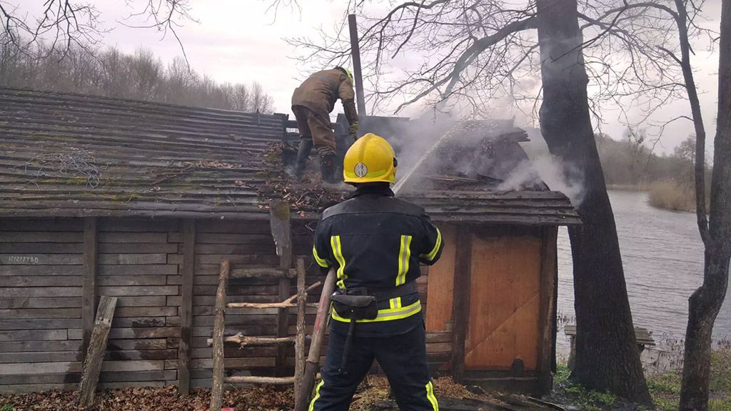 У Полтавському районі вогнеборці загасили пожежу в господарчій будівлі