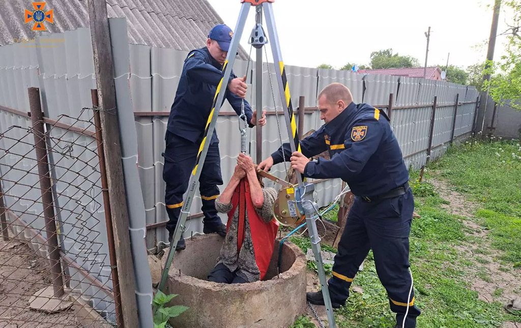 Полтавські рятувальники витягли жінку із колодязя