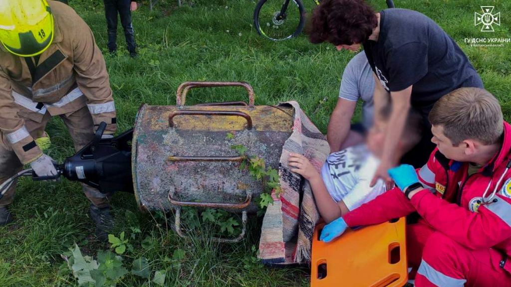 У Лубнах дитину, яка залізла в трубу, довелось витягувати рятувальникам