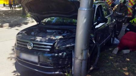 У Кременчуці автомобіль врізався у електропору – водій загинув